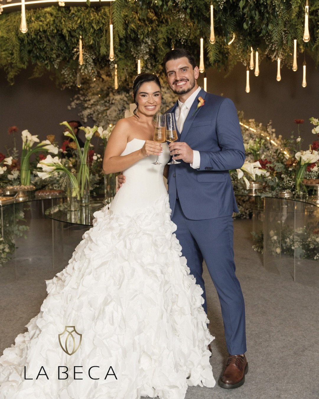 Casal celebrando com traje azul